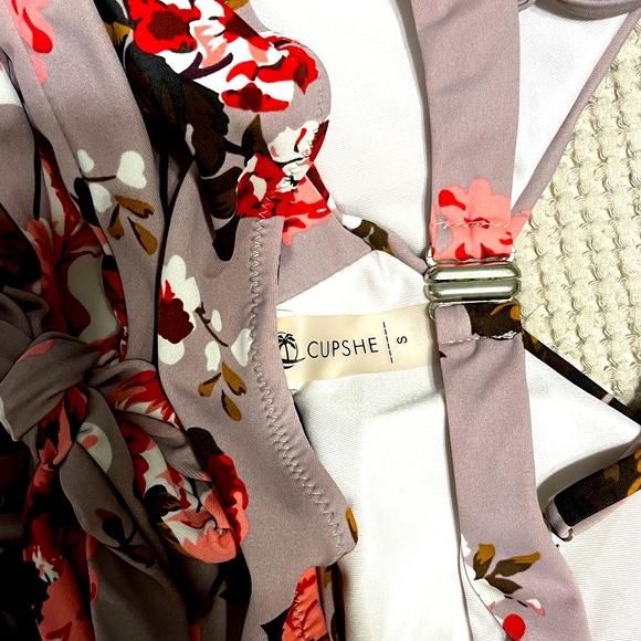 Cupshe cut out one piece - Picture 3 of 3